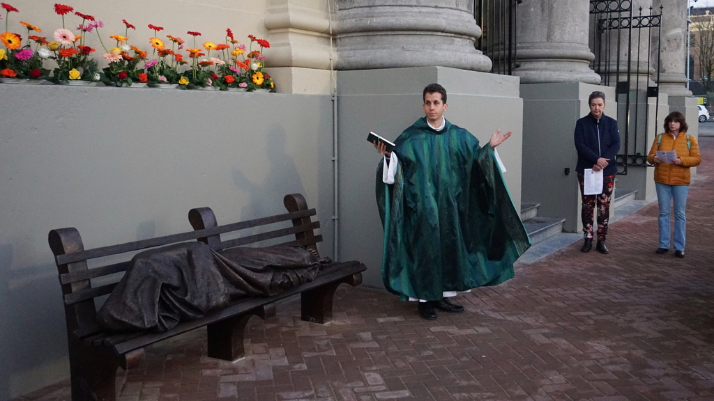 Vor der Kirche von Moses und Aaron, in der die Gemeinschaft in Amsterdam sich zum Gebet versammelt, wurde die Statue 